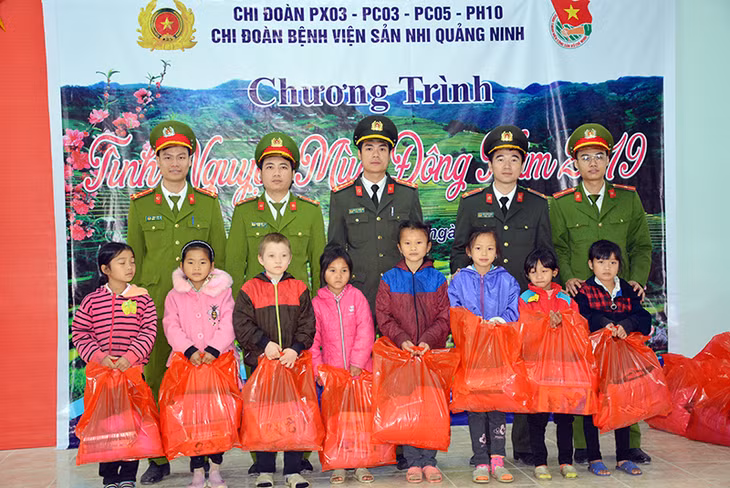Đoàn tình nguyện tặng quà các em nhỏ có hoàn cảnh khó khăn vươn lên trong học tập tại xã Tình Húc, huyện Bình Liêu.