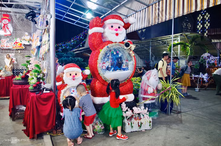 Ngoài các món đồ trang trí truyền thống như tượng, cây thông, vòng hoa, ngôi sao, quả châu..., hình nộm kích thước lớn dạng tĩnh hoặc động cũng có tại đây, hấp dẫn những vị khách nhí.