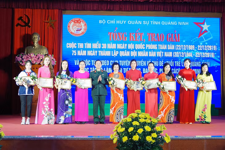 Lãnh đạo Bộ CHQS tỉnh khen thưởng cho các cá nhân đạt giải nhất, nhì, ba Cuộc thi tìm hiểu 30 năm Ngày hội Quốc phòng toàn dân, 75 năm Ngày thành lập QĐND Việt Nam.