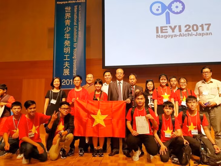 Nguyễn Văn Hiếu và Lê Văn Đỉnh cùng với các đội thi tham gia triển lãm IEYI 2017 tại Nhật Bản vào đầu tháng 8/2017.