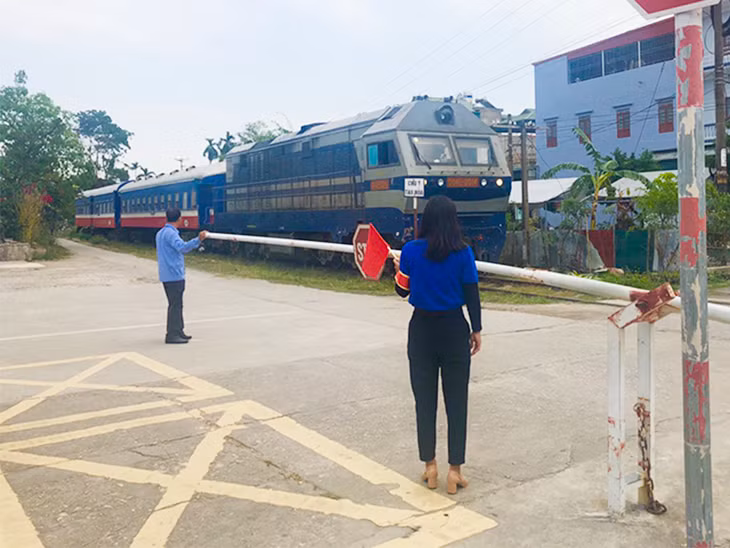 Các lực lượng phường Phương Đông cùng tham gia chốt chặn tại điểm giao cắt giữa đường sắt và đường dân sinh.