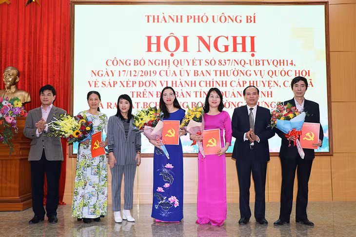 Lãnh đạo TP Uông Bí trao 