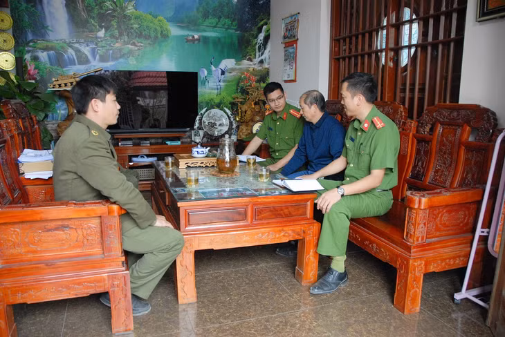 Công an xã Hạ Long (huyện Vân Đồn) năm tình hình ANTT tại khu dân cư qua đầu mối là các cán bộ thôn.