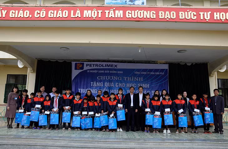 các em học sinh có hoàn cảnh khó khăn tại trường THCS Bắc sơn.