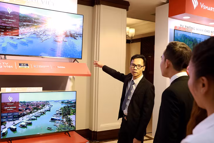 Các khách hàng trải nghiệm các sản phẩm ti vi thông minh đầu tiên của Vsmart.