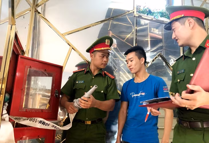 Kiểm tra, hướng dẫn thực hiện an toàn PCCC tại cơ sở karaoke trên địa bàn thị trấn Cái Rồng.