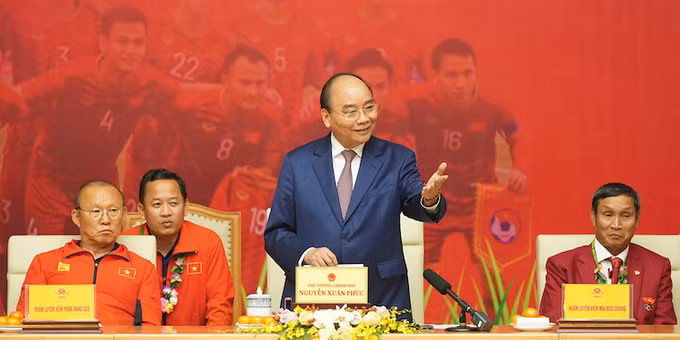 Sau khi chúc mừng hai đội tuyển đã góp nên chiến công lớn lao, mang vinh quang về cho đất nước, Thủ tướng nói "chiến thắng này sẽ truyền cảm hứng mạnh mẽ để phát triển kinh tế, văn hoá, xã hội và để mọi người cùng đóng góp xây dựng nước Việt Nam hùng cường".