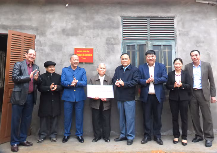 Ông Phạm Thanh Hùng và lãnh đạo huyện Ba Chẽ bàn giao nhà ở và trao 60 triệu đồng cho gia đình ông Nông Văn Mỹ.
