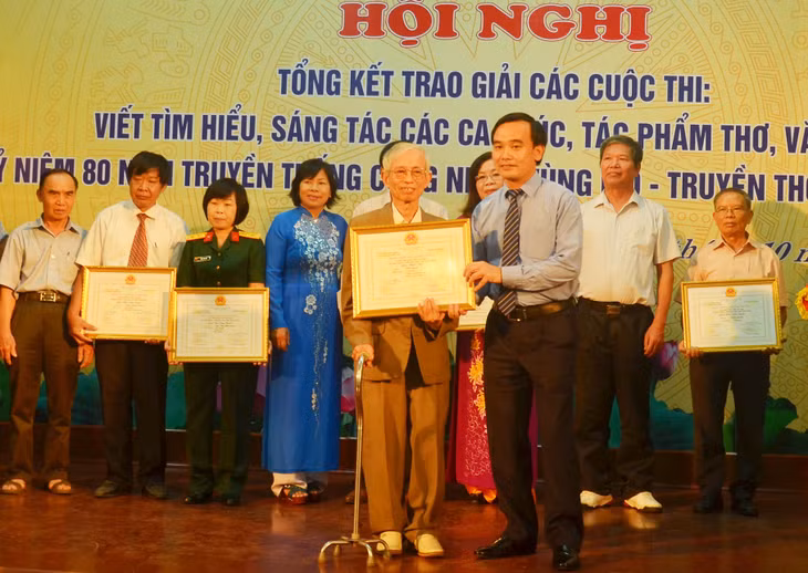 Nhà thơ Thi Sảnh nhận giải thưởng trong một cuộc thi thơ của TKV.