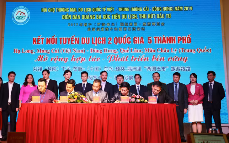 Đại diện hiệp hội du lịch của 5 địa phương: Hạ Long, Móng Cái (Việt Nam), Đông Hưng, Quế Lâm, Mãn Châu Lý (Trung Quốc) ký kết biên bản ghi nhớ.