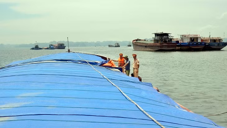 Cảnh sát đường thủy (Công an tỉnh) kiểm soát chặt chẽ các phương tiện vận chuyển than trên tuyến đường thủy nội địa của tỉnh.