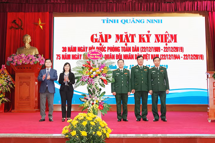 Lãnh đạo tỉnh tặng hoa chúc mừng LLVT tỉnh.