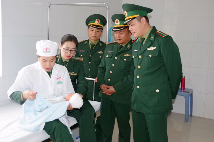Cháu bé sơ sinh được thăm khám sức khỏe tại Đồn Biên phòng Quảng Đức.