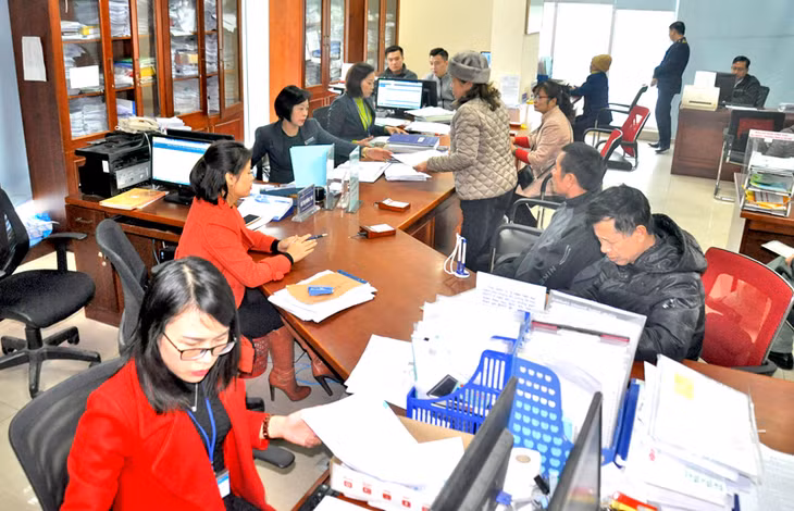 Giải quyết các thủ tục liên quan đến BHXH, BHYT tại Trung tâm hành chính công thành phố Hạ Long. Ảnh: Thu Nguyệt