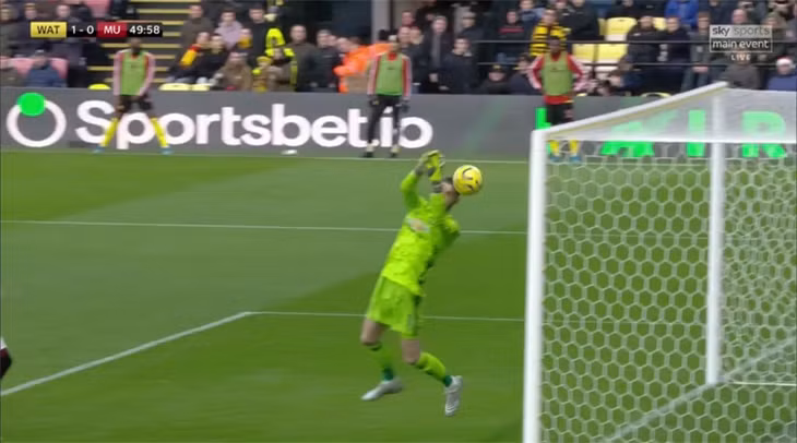 De Gea mắc lỗi để bóng chạm mặt đi vào lưới ở bàn thua đầu, ...