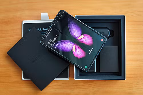 Galaxy Fold có giá 50 triệu đồng tại Việt Nam. Ảnh: Lưu Quý