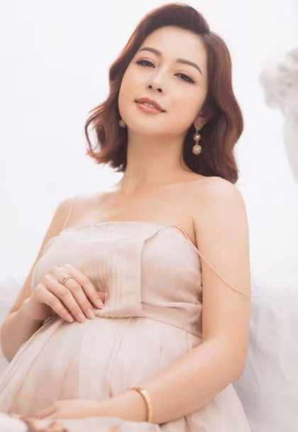 Jennifer Phạm chụp bộ ảnh kỷ niệm khi mang thai gần tám tháng. Ảnh: Rose Ng.