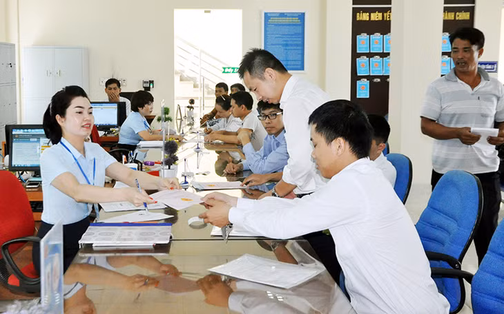 Người dân đến giao dịch tại Trung tâm Hành chính công TP Móng Cái.