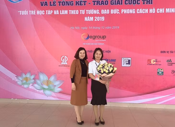 Lãnh đạo Phòng GD&ĐT TX Đông Triều chúc mừng cô giáo Hoàng Thị Thu (Trường THCS Nguyễn Đức Cảnh, TX Đông Triều), thí sinh duy nhất của Quảng Ninh nhận giải Cuộc thi toàn quốc 