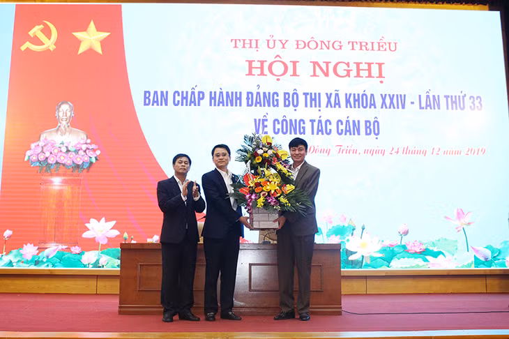 Các đồng chí lãnh đạo TX Đông Triều tặng hoa chúc mừng đồng chí Nguyễn Ngọc Bằng, Phó Bí thư Thị ủy.