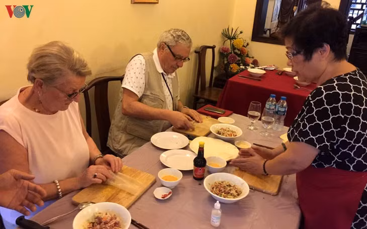 Ông bà Michael học cách làm món nem Việt Nam dưới sự hướng dẫn của nghệ nhân ẩm thực Ánh Tuyết (25 Mã Mây - Hà Nội).