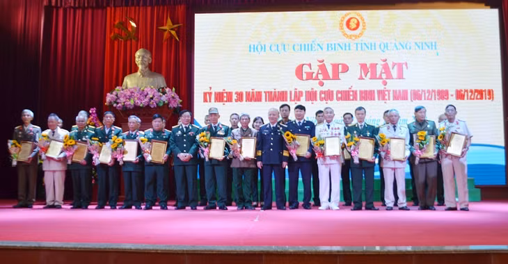 CCB Nguyễn Trọng Thị (thứ 5 hàng trên bên phải và) được Hội CCB tỉnh trao kỷ niệm chương nhân dịp kỷ niệm 30 năm ngày thành lập CCB Việt Nam 6-12 (1989-2019) 