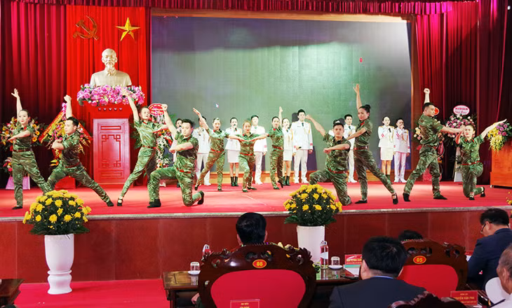 Văn nghệ chào mừng.