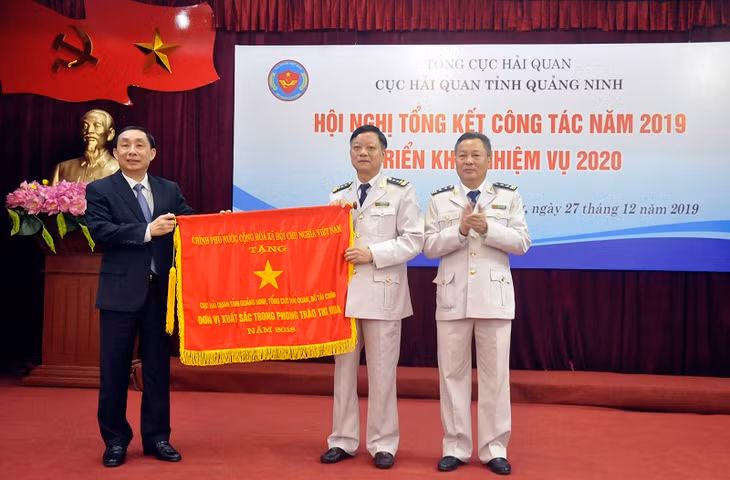Thừa ủy quyền của Thủ tướng Chính phủ, Phó Tổng cục trưởng Tổng cục Hải quan Hoàng Việt Cường trao tặng cờ thi đua của Chính phủ cho tập thể CBCC Cục HQQN.