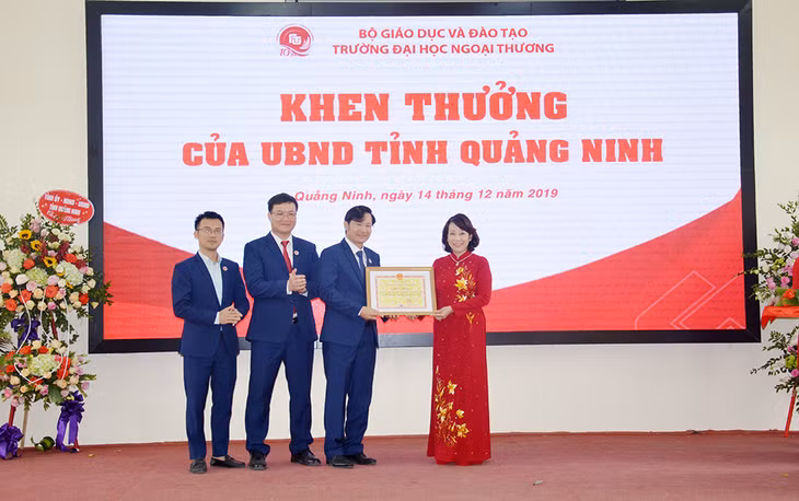 Đồng chí Vũ Thị Thu Thủy, Phó Chủ tịch UBND tỉnh tặng bằng khen của UBND tỉnh cho tập thể Trường Đại học Ngoại thương cơ sở Quảng Ninh.