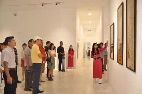 Đoàn Famtrip tham quan Bảo tàng Quảng Ninh.