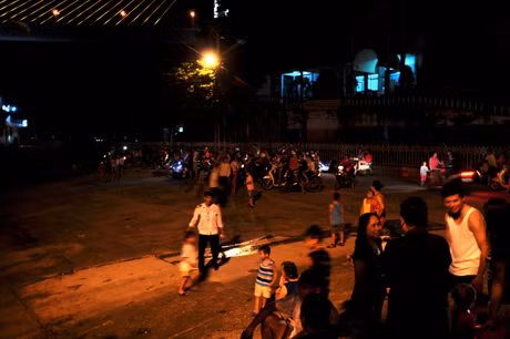 19h00', ngày 25-8, bến phà phía Hòn Gai có rất đông người dân chờ phà cập bến.