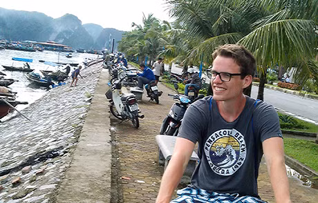 Một sinh viên người Úc có dịp đến thăm Hạ Long. Anh cùng bạn đạp xe quanh khu vực đường bao biển của Tp Hạ Long thưởng thức cảnh đẹp tự nhiên của biển Hạ Long và thực sự thấy thú vị trước cuộc sống của những ngư dân nơi đây. (Ảnh chụp lúc 15h33 ngày 23-8-2014 tại khuôn viên đường bao biển TP Hạ Long)