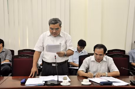 Lãnh đạo huyện Hải Hà báo cáo tại cuộc họp.