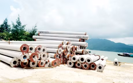 Các cột điện cao thế phục vụ cho việc đưa điện lưới quốc gia ra đảo đã được tập kết ở Minh Châu.