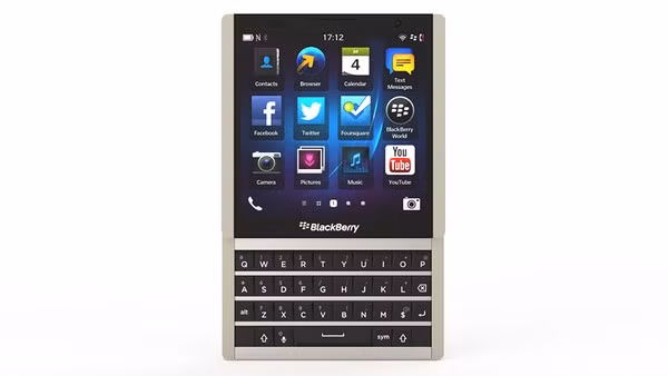 Khi mở ra hoàn toàn, sản phẩm sở hữu dáng vẻ quen thuộc của một chiếc điện thoại BlackBerry.