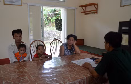 Đối tượng Hồng cùng anh Cường và 2 cháu Khánh, Ly tại Đồn Biên phòng Bắc Sơn