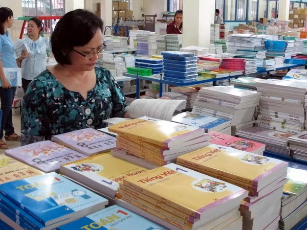 Khi thực hiện chương trình mới, học sinh, giáo viên sẽ có thể có nhiều bộ sách giáo khoa khác nhau để chọn lựa. (Ảnh: TTXVN)