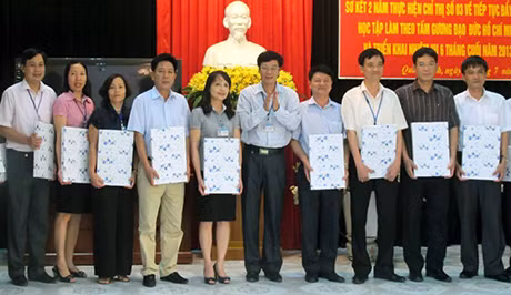 Đồng chí Trần Văn Ninh, Bí thư Đảng ủy, Cục Trưởng Cục Thuế tỉnh trao phần thưởng cho các tập thể, cá nhân có thành tích xuất sắc trong học tập và làm theo tấm gương đạo đức Hồ Chí Minh. Ảnh: CTV