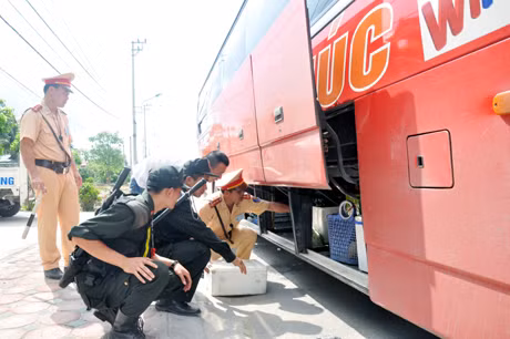 CSGT và Cảnh sát cơ động Công an tỉnh phối hợp kiểm tra các phương tiện giao thông, nhằm phát hiện, ngăn chặn kịp thời các hành vi vi phạm pháp luật.