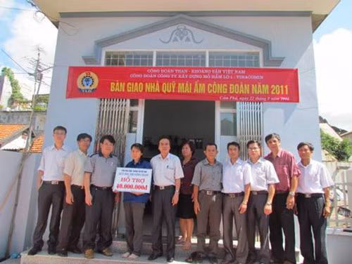Một buổi bàn giao nhà "Mái ấm công đoàn". (Ảnh minh hoạ)