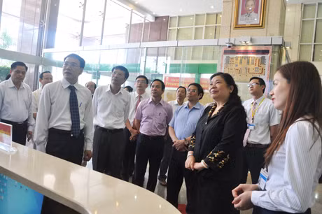 Đồng chí Tòng Thị Phóng, Ủy viên Bộ Chính trị, Phó Chủ tịch Quốc hội nghe giới thiệu quy trình giải quyết thủ tục hành chính tại trung tâm.