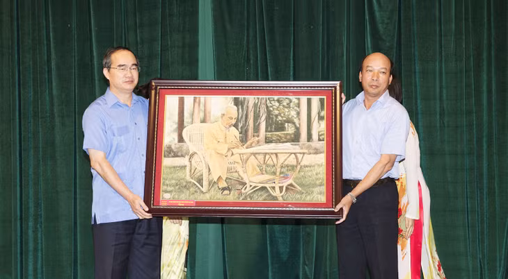Đồng chí Nguyễn Thiện Nhân, Ủy viên Bộ Chính trị, Chủ tịch Ủy ban Trung ương MTTQ Việt Nam tặng ảnh Bác Hồ cho tập thể, cán bộ, công nhân TKV.