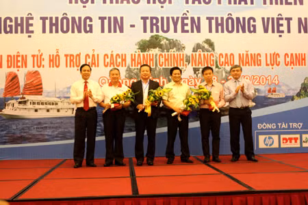 Đồng chí Đặng Huy Hậu, Phó Chủ tịch UBND tỉnh và Thứ trưởng Bộ Thông tin và Truyền thông tặng hoa cho các nhà tài trợ.