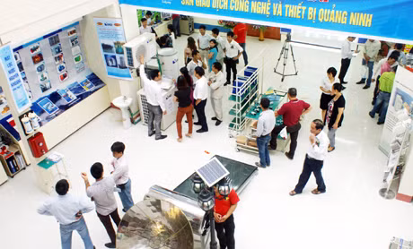 Khách đến tham quan, trao đổi, tìm kiếm các sản phẩm KHCN tại Sàn Giao dịch công nghệ và thiết bị Quảng Ninh.