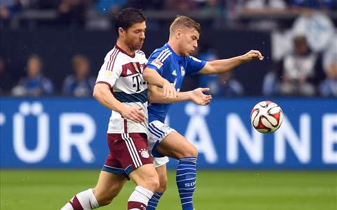 Bayern (áo trắng) đã bị Schalke cầm hòa (Ảnh: Getty)