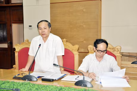 Đồng chí Nguyễn Đình Tuấn, Chủ nhiệm Ủy ban kiểm tra Tỉnh ủy báo cáo Đề án tại cuộc họp.