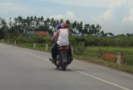 Thanh niên điều khiển xe không biển số vẫn lưu thông trên đường