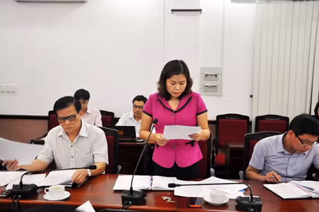 Đại diện Văn phòng Đoàn ĐBQH-HĐND tỉnh báo cáo công tác chuẩn bị kỳ họp chuyên đề HĐND tỉnh lần thứ 16