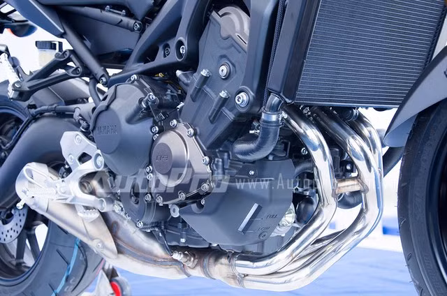 Yamaha MT-09 sử dụng động cơ Crossplane thế hệ mới, với 3 xi-lanh dung tích 847cc, làm mát bằng dung dịch.