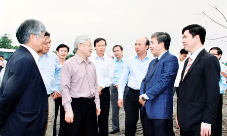 Tổng Bí thư Nguyễn Phú Trọng trò chuyện với CBCN Công ty CP Than Núi Béo nhân dịp về thăm Công ty, tháng 4-2013. Ảnh: Hoàng Hiền (CTV)